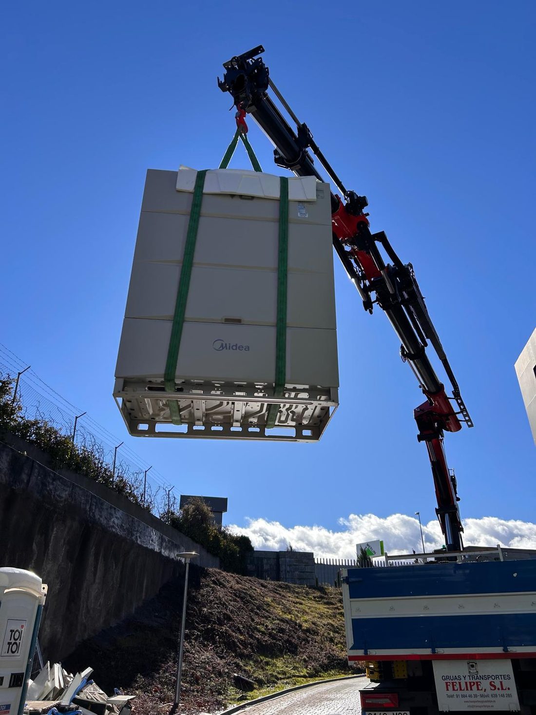 Equipo VRV izado con grúa hasta cubierta