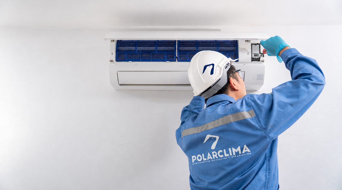 Técnico de Polarclima instalando un equipo split